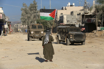 Cisjordania.- En las fotos, vehículos militares israelíes son vistos en una calle durante una operación militar en el campamento de refugiados de Nour Shams, al este de la ciudad de Tulkarem en Cisjordania, el 30 de agosto de 2024. El secretario general de las Naciones Unidas (ONU), António Guterres, expresó su gran preocupación por los recientes bombardeos israelíes contra las ciudades de Tulkaram y Tubas, en Cisjordania, que dejaron numerosas víctimas, y daños a la infraestructura civil.