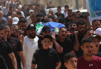 Cisjordania.- En las fotos, las personas lloran a las víctimas asesinadas en un bombardeo israelí en el campamento de Nur Shams, cerca de Tulkarm, en el norte de Cisjordania, el 28 de agosto de 2024. El Ejército israelí comenzó este miércoles en una operación militar a gran escala en los campos de Jenin, Tulkarm y Tubas, en el norte de Cisjordania, según fuentes palestinas e israelíes.