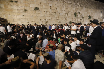 Jerusalén, Israel.- En las fotos, miles de judíos en la víspera de Tisha B'Av se congregan en la Plaza del Muro Occidental en la Ciudad Vieja de Jerusalén para leer el Libro de las Lamentaciones el noveno día del mes de Av en el calendario hebreo el 12 de agosto del 2024. El Tisha B’Av, conmemora la destrucción del Primer y Segundo Templo por parte de los babilonios y los romanos a lo largo de la historia judía, en medio de la amenaza de un ataque a gran escala por parte de Irán.