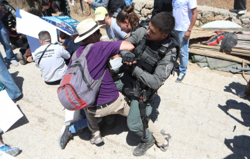 West Bank.- Israeli soldiers detain Palestinian and foreign activists during a demonstration against Israel's confiscation of land in Beit Jala, near the West Bank city of Bethlehem, August 8, 2024. Since October 7, the Israeli government has increased the budget for the development of Israeli settlements and has appropriated the largest amount of Palestinian land in 30 years.