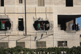Cisjordania, Palestina.- En las fotos, muestra un edificio que fue demolido por las fuerzas israelíes en la aldea cisjordana de Dura, cerca de la ciudad de Hebrón, el 9 de agosto de 2024. El Ejército de Israel ha informado este jueves sobre la muerte en la Franja de Gaza de un alto cargo del Movimiento de Resistencia Islámica (Hamás) que estaba involucrado en la organización de ataques 