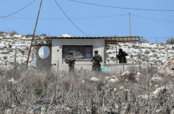 Cisjordania.- En las fotos, tropas israelíes son vistas durante una operación militar en Kafr Qud, cerca de la ciudad cisjordana de Jenin, el 7 de agosto de 2024. Dos hombres palestinos murieron y otros tres resultaron heridos por las fuerzas israelíes cerca de la ciudad de Jenin, en el norte de Cisjordania, informó el Ministerio de Salud palestino.