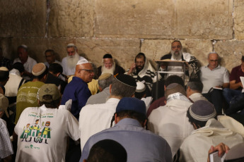 Jerusalén, Israel.- En las fotos, miles de judíos en la víspera de Tisha B'Av se congregan en la Plaza del Muro Occidental en la Ciudad Vieja de Jerusalén para leer el Libro de las Lamentaciones el noveno día del mes de Av en el calendario hebreo el 12 de agosto del 2024. El Tisha B’Av, conmemora la destrucción del Primer y Segundo Templo por parte de los babilonios y los romanos a lo largo de la historia judía, en medio de la amenaza de un ataque a gran escala por parte de Irán.