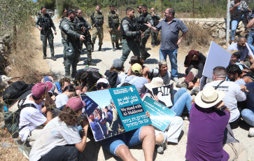 Cisjordania.- En las fotos, soldados israelíes detienen a activistas palestinos y extranjeros durante una manifestación contra la confiscación de tierras por parte de Israel en Beit Jala, cerca de la ciudad cisjordana de Belén, el 8 de agosto de 2024. Desde el 7 de octubre el gobierno israelí ha incrementado el presupuesto a favor del desarrollo de las colonias israelíes y se ha apropiado de la mayor cantidad de tierras palestinas en 30 años.