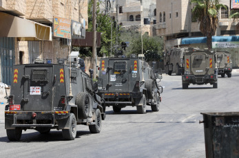 Cisjordania.- En las fotos, durante una redada israelí en la ciudad cisjordana de Tubas, el 15 de agosto de 2024. Cinco palestinos murieron el miércoles a manos del ejército israelí en la ciudad cisjordana de Tubas y en la localidad de Tammun, cerca de la ciudad, informó la agencia oficial de noticias palestina WAFA.