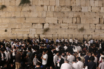 Jerusalén, Israel.- En las fotos, miles de judíos en la víspera de Tisha B'Av se congregan en la Plaza del Muro Occidental en la Ciudad Vieja de Jerusalén para leer el Libro de las Lamentaciones el noveno día del mes de Av en el calendario hebreo el 12 de agosto del 2024. El Tisha B’Av, conmemora la destrucción del Primer y Segundo Templo por parte de los babilonios y los romanos a lo largo de la historia judía, en medio de la amenaza de un ataque a gran escala por parte de Irán.