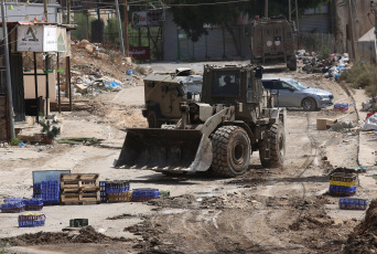 Cisjordania.- En las fotos, vehículos militares israelíes participan de una operación israelí en el campo de refugiados de Far'a, al sur de la ciudad de Tubas, en el norte de Cisjordania, el 29 de agosto de 2024. Al menos diez personas han muerto en una serie de operaciones lanzadas por el Ejército israelí en distintos puntos de Cisjordania este miércoles, en medio del incremento de las incursiones militares desde los atentados de las milicias palestinas el pasado 7 de octubre, según un nuevo balance.