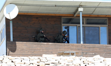 Cisjordania.- En las fotos, tropas israelíes son vistas durante una operación militar en Kafr Qud, cerca de la ciudad cisjordana de Jenin, el 7 de agosto de 2024. Dos hombres palestinos murieron y otros tres resultaron heridos por las fuerzas israelíes cerca de la ciudad de Jenin, en el norte de Cisjordania, informó el Ministerio de Salud palestino.