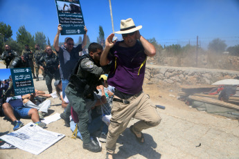 West Bank.- Israeli soldiers detain Palestinian and foreign activists during a demonstration against Israel's confiscation of land in Beit Jala, near the West Bank city of Bethlehem, August 8, 2024. Since October 7, the Israeli government has increased the budget for the development of Israeli settlements and has appropriated the largest amount of Palestinian land in 30 years.
