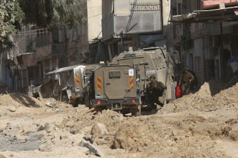 Cisjordania.- En las fotos, vehículos militares israelíes son vistos en una calle durante una operación militar en el campamento de refugiados de Nour Shams, al este de la ciudad de Tulkarem en Cisjordania, el 30 de agosto de 2024. El secretario general de las Naciones Unidas (ONU), António Guterres, expresó su gran preocupación por los recientes bombardeos israelíes contra las ciudades de Tulkaram y Tubas, en Cisjordania, que dejaron numerosas víctimas, y daños a la infraestructura civil.