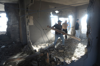 Cisjordania, Palestina.- En las fotos, muestra un edificio que fue demolido por las fuerzas israelíes en la aldea cisjordana de Dura, cerca de la ciudad de Hebrón, el 9 de agosto de 2024. El Ejército de Israel ha informado este jueves sobre la muerte en la Franja de Gaza de un alto cargo del Movimiento de Resistencia Islámica (Hamás) que estaba involucrado en la organización de ataques 