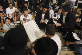 Jerusalén, Israel.- En las fotos, miles de judíos en la víspera de Tisha B'Av se congregan en la Plaza del Muro Occidental en la Ciudad Vieja de Jerusalén para leer el Libro de las Lamentaciones el noveno día del mes de Av en el calendario hebreo el 12 de agosto del 2024. El Tisha B’Av, conmemora la destrucción del Primer y Segundo Templo por parte de los babilonios y los romanos a lo largo de la historia judía, en medio de la amenaza de un ataque a gran escala por parte de Irán.