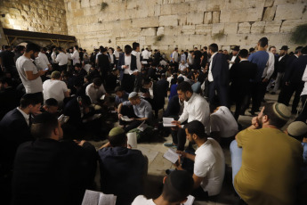 Jerusalén, Israel.- En las fotos, miles de judíos en la víspera de Tisha B'Av se congregan en la Plaza del Muro Occidental en la Ciudad Vieja de Jerusalén para leer el Libro de las Lamentaciones el noveno día del mes de Av en el calendario hebreo el 12 de agosto del 2024. El Tisha B’Av, conmemora la destrucción del Primer y Segundo Templo por parte de los babilonios y los romanos a lo largo de la historia judía, en medio de la amenaza de un ataque a gran escala por parte de Irán.
