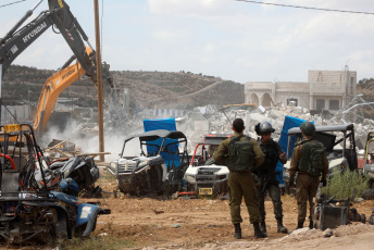 West Bank.- In the photos, it shows the rubble of houses after they were demolished by Israeli bulldozers in the village of Idna, west of the West Bank city of Hebron, on September 24, 2024. The current Israeli incursion is the most intense since 2002 due to the scale of the destruction and the number of victims. A total of 705 Palestinians have been killed and 5,700 injured in the West Bank since October 7, 2023, according to the Ministry of Health.