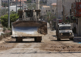 Cisjordania.- En las fotos, vehículos israelíes circulan por la calle durante una operación militar israelí en el campo de refugiados de Tulkarm, en el norte de Cisjordania, el 6 de septiembre de 2024. El Ejército de Israel mantiene por noveno día consecutivo una intensa incursión en el norte de Cisjordania, dejando 36 muertos, entre ellos 8 menores y 2 ancianos, según registró el Ministerio de Salud de la Autoridad Nacional Palestina.