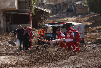 Cisjordania.- En las fotos, vehículos israelíes circulan por la calle durante una operación militar israelí en el campo de refugiados de Tulkarm, en el norte de Cisjordania, el 6 de septiembre de 2024. El Ejército de Israel mantiene por noveno día consecutivo una intensa incursión en el norte de Cisjordania, dejando 36 muertos, entre ellos 8 menores y 2 ancianos, según registró el Ministerio de Salud de la Autoridad Nacional Palestina.