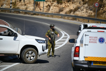 Israel.- In these photos, security forces are deployed at the Givat Assaf crossing, between Ofra and Bethel, in the Binyamin region, on September 11, 2024. An Israeli soldier in his 20s is in critical condition after being run over near a Jewish settlement in the occupied West Bank, the Magen David Adom (MDA) emergency service said on Wednesday. The Israeli army confirmed the incident and said its forces killed the alleged attacker, whom they described as a 