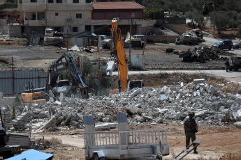 Cisjordania.- En las fotos, muestra los escombros de casas luego de que fueran demolidas por excavadoras israelíes en la aldea de Idna, al oeste de la ciudad cisjordana de Hebrón, el 24 de septiembre de 2024. La incursión israelí actual es la más intensa desde 2002 por la magnitud de la destrucción y el número de víctimas. Un total de 705 palestinos han muerto y 5.700 han resultado heridos en Cisjordania desde el 7 de octubre de 2023, según el Ministerio de Sanidad.
