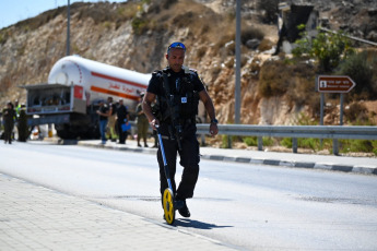 Israel.- In these photos, security forces are deployed at the Givat Assaf crossing, between Ofra and Bethel, in the Binyamin region, on September 11, 2024. An Israeli soldier in his 20s is in critical condition after being run over near a Jewish settlement in the occupied West Bank, the Magen David Adom (MDA) emergency service said on Wednesday. The Israeli army confirmed the incident and said its forces killed the alleged attacker, whom they described as a 