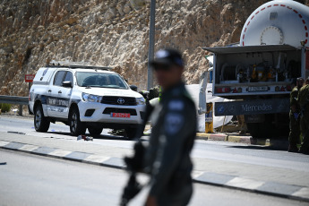 Israel.- In these photos, security forces are deployed at the Givat Assaf crossing, between Ofra and Bethel, in the Binyamin region, on September 11, 2024. An Israeli soldier in his 20s is in critical condition after being run over near a Jewish settlement in the occupied West Bank, the Magen David Adom (MDA) emergency service said on Wednesday. The Israeli army confirmed the incident and said its forces killed the alleged attacker, whom they described as a 