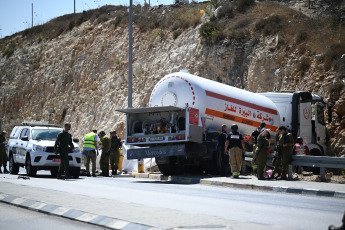 Israel.- In these photos, security forces are deployed at the Givat Assaf crossing, between Ofra and Bethel, in the Binyamin region, on September 11, 2024. An Israeli soldier in his 20s is in critical condition after being run over near a Jewish settlement in the occupied West Bank, the Magen David Adom (MDA) emergency service said on Wednesday. The Israeli army confirmed the incident and said its forces killed the alleged attacker, whom they described as a 
