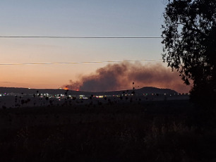 Haifa, Israel.- En las fotos, muestra el humo tras la caída de un cohete durante el lanzamiento de una andanada de cohetes de Hezbollah procedente de el Líbano el 24 de septiembre de 2024. Hezbollah disparó el lunes alrededor de 205 cohetes contra territorio israelí, principalmente en Samaria occidental y Haifa, en represalia a los ataques aéreos israelíes que alcanzaron objetivos de Hezbollah en bombardeos ininterrumpidos durante todo el día.