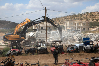 Cisjordania.- En las fotos, muestra los escombros de casas luego de que fueran demolidas por excavadoras israelíes en la aldea de Idna, al oeste de la ciudad cisjordana de Hebrón, el 24 de septiembre de 2024. La incursión israelí actual es la más intensa desde 2002 por la magnitud de la destrucción y el número de víctimas. Un total de 705 palestinos han muerto y 5.700 han resultado heridos en Cisjordania desde el 7 de octubre de 2023, según el Ministerio de Sanidad.