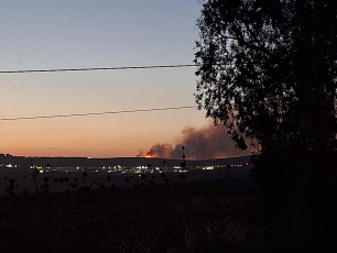 Haifa, Israel.- En las fotos, muestra el humo tras la caída de un cohete durante el lanzamiento de una andanada de cohetes de Hezbollah procedente de el Líbano el 24 de septiembre de 2024. Hezbollah disparó el lunes alrededor de 205 cohetes contra territorio israelí, principalmente en Samaria occidental y Haifa, en represalia a los ataques aéreos israelíes que alcanzaron objetivos de Hezbollah en bombardeos ininterrumpidos durante todo el día.