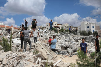 Cisjordania.- En las fotos, muestra los escombros de casas luego de que fueran demolidas por excavadoras israelíes en la aldea de Idna, al oeste de la ciudad cisjordana de Hebrón, el 24 de septiembre de 2024. La incursión israelí actual es la más intensa desde 2002 por la magnitud de la destrucción y el número de víctimas. Un total de 705 palestinos han muerto y 5.700 han resultado heridos en Cisjordania desde el 7 de octubre de 2023, según el Ministerio de Sanidad.