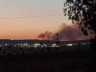Haifa, Israel.- En las fotos, muestra el humo tras la caída de un cohete durante el lanzamiento de una andanada de cohetes de Hezbollah procedente de el Líbano el 24 de septiembre de 2024. Hezbollah disparó el lunes alrededor de 205 cohetes contra territorio israelí, principalmente en Samaria occidental y Haifa, en represalia a los ataques aéreos israelíes que alcanzaron objetivos de Hezbollah en bombardeos ininterrumpidos durante todo el día.