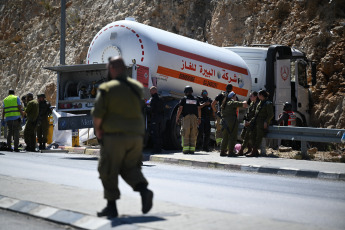 Israel.- In these photos, security forces are deployed at the Givat Assaf crossing, between Ofra and Bethel, in the Binyamin region, on September 11, 2024. An Israeli soldier in his 20s is in critical condition after being run over near a Jewish settlement in the occupied West Bank, the Magen David Adom (MDA) emergency service said on Wednesday. The Israeli army confirmed the incident and said its forces killed the alleged attacker, whom they described as a 