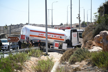 Israel.- In these photos, security forces are deployed at the Givat Assaf crossing, between Ofra and Bethel, in the Binyamin region, on September 11, 2024. An Israeli soldier in his 20s is in critical condition after being run over near a Jewish settlement in the occupied West Bank, the Magen David Adom (MDA) emergency service said on Wednesday. The Israeli army confirmed the incident and said its forces killed the alleged attacker, whom they described as a 