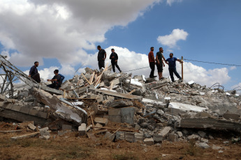 Cisjordania.- En las fotos, muestra los escombros de casas luego de que fueran demolidas por excavadoras israelíes en la aldea de Idna, al oeste de la ciudad cisjordana de Hebrón, el 24 de septiembre de 2024. La incursión israelí actual es la más intensa desde 2002 por la magnitud de la destrucción y el número de víctimas. Un total de 705 palestinos han muerto y 5.700 han resultado heridos en Cisjordania desde el 7 de octubre de 2023, según el Ministerio de Sanidad.