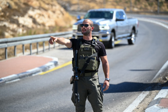 Israel.- In these photos, security forces are deployed at the Givat Assaf crossing, between Ofra and Bethel, in the Binyamin region, on September 11, 2024. An Israeli soldier in his 20s is in critical condition after being run over near a Jewish settlement in the occupied West Bank, the Magen David Adom (MDA) emergency service said on Wednesday. The Israeli army confirmed the incident and said its forces killed the alleged attacker, whom they described as a 