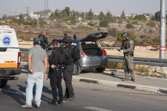 Cisjordania, Palestina.- En las fotos, muestra el cruce de Gush Etzion, al sur de Jerusalén, tras un ataque palestino con un vehículo y un arma blanca el 18 de noviembre de 2025. Un israelí falleció y otros tres resultaron heridos en un cruce de carreteras en el sur de Cisjordania ocupada, donde unos individuos atropellaron a un grupo de personas y luego las atacaron con armas blancas, según informaron los servicios de emergencias israelíes MDA y Hatzalah.