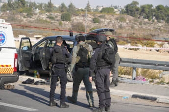 Cisjordania, Palestina.- En las fotos, muestra el cruce de Gush Etzion, al sur de Jerusalén, tras un ataque palestino con un vehículo y un arma blanca el 18 de noviembre de 2025. Un israelí falleció y otros tres resultaron heridos en un cruce de carreteras en el sur de Cisjordania ocupada, donde unos individuos atropellaron a un grupo de personas y luego las atacaron con armas blancas, según informaron los servicios de emergencias israelíes MDA y Hatzalah.