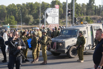 Cisjordania, Palestina.- En las fotos, muestra el cruce de Gush Etzion, al sur de Jerusalén, tras un ataque palestino con un vehículo y un arma blanca el 18 de noviembre de 2025. Un israelí falleció y otros tres resultaron heridos en un cruce de carreteras en el sur de Cisjordania ocupada, donde unos individuos atropellaron a un grupo de personas y luego las atacaron con armas blancas, según informaron los servicios de emergencias israelíes MDA y Hatzalah.