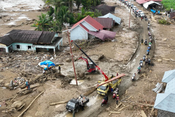 Sumatra, Indonesia.- En las fotos, muestra las zonas afectadas por las recientes lluvias e inundaciones en Indonesia el 15 de diciembre del 2025. Según reportó la prensa nacional citando a la Agencia Nacional de Mitigación de Desastres de Indonesia (BNPB), el ciclón Senyar ha dejado un saldo devastador, con más de 1.003 personas fallecidas tras las inundaciones que siguieron a lluvias intensas a finales de noviembre, más de 5.400 heridos y al menos 218 desaparecidos, en tanto la cifra de personas afectadas supera los 3,3 millones sólo en la isla de Sumatra y regiones cercanas.